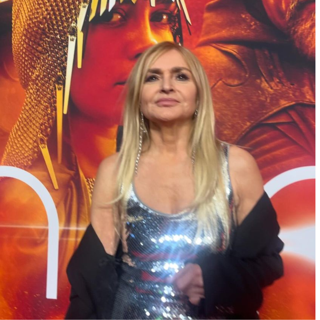 Znana 67-latka „przekonuje”, że rurki są już niemodne. Pokazała się w takich jeansach